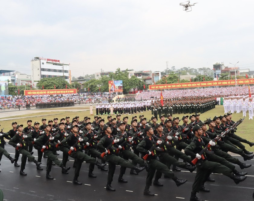 Các lực lượng diễu binh qua lễ đài. Ảnh: Vân Anh