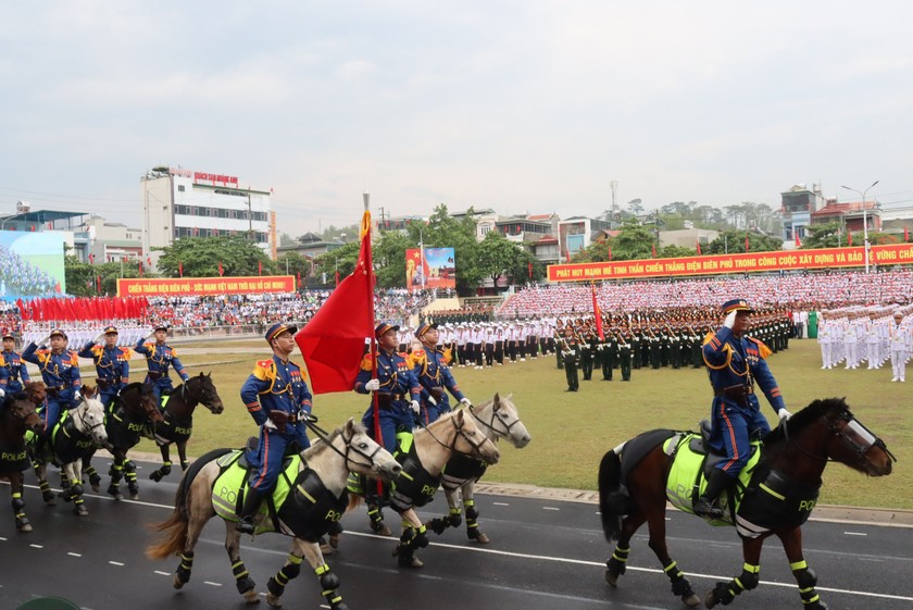 Khối Cảnh sát cơ động Kỵ binh diễu binh qua lễ đài. Ảnh: Vân Anh