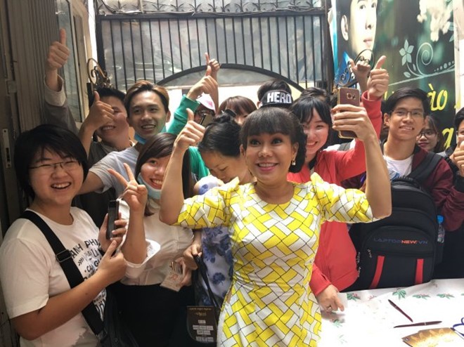 Danh hài Việt Hương phát 11.000 vé miễn phí xem 'Hương show'