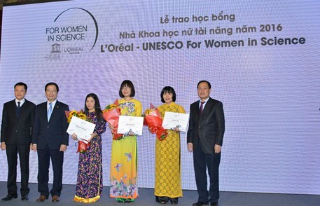 Vinh danh và hỗ trợ tài năng khoa học nữ Việt Nam