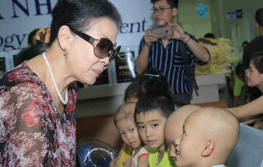 Danh ca Khánh Ly không cầm nước mắt khi thăm trẻ bị ung thư