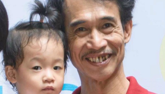  Diễn viên có “gương mặt đau khổ” hạnh phúc khi làm bố ở tuổi ngoài 50