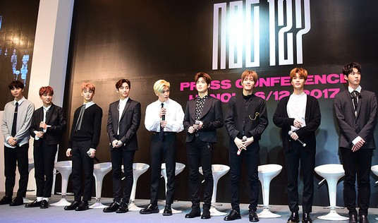 Nhóm nhạc Hàn Quốc NCT 127 mê tít áo dài, nón lá Việt Nam