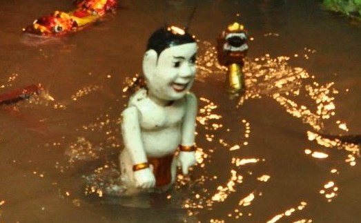 Ấn tượng chất phù sa trong bể nước ở sân khấu Phan Thanh Liêm