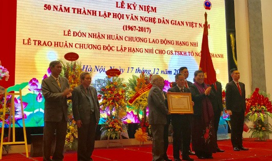  Huân chương Độc lập hạng Nhì được trao cho Giáo sư, Tiến sỹ khoa học Tô Ngọc Thanh, Chủ tịch Hội Văn nghệ dân gian Việt Nam