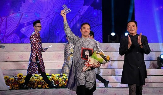 Đỗ Trịnh Hoài Nam được bình chọn là nhà thiết kế áo dài của năm