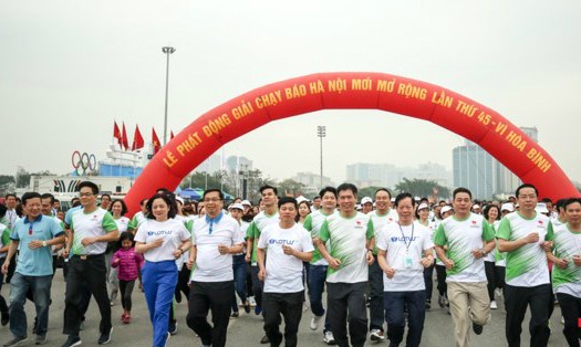Gần 8.000 người tham dự  “Ngày chạy Olympic - Vì sức khỏe toàn dân”