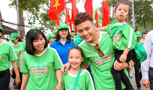 Hồng Đăng cùng 20.000 học sinh đi bộ vì thế hệ Việt Nam năng động