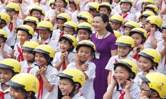 Trao tặng 1.593 mũ bảo hiểm đạt chuẩn cho học sinh Thái Nguyên