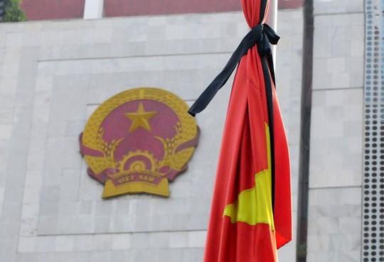 Công sở treo cờ rủ, đoàn viếng Chủ tịch nước Trần Đại Quang không mang vòng hoa
