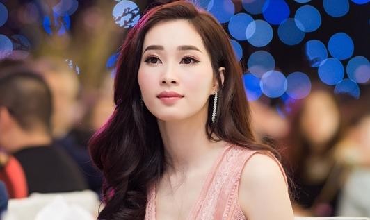 Hoa hậu Thu Thảo và các sao cùng “kể chuyện” thời trang