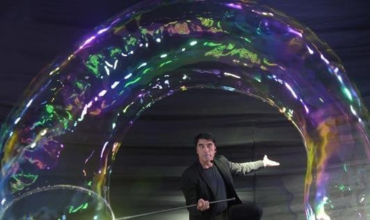 “Huyền thoại bong bóng” Fan Yang trình diễn tại khu vườn ánh sáng 