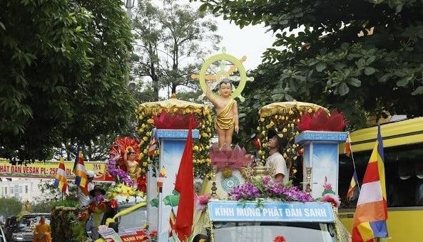 400 xe hoa diễu hành và lễ tắm Phật lớn nhất Hà Nam chào mừng Vesak 2019