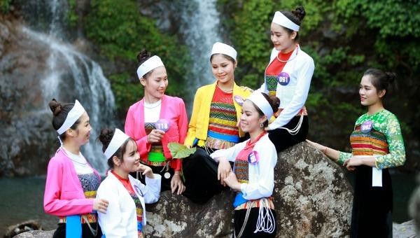 Diện trang phục dân tộc, các sơn nữ khoe sắc tại thác CửuTú Sơn