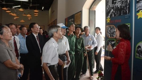 Triển lãm “Thắp lửa niềm tin” và “Tự hào 90 năm Đảng bộ thành phố Hà Nội” 
