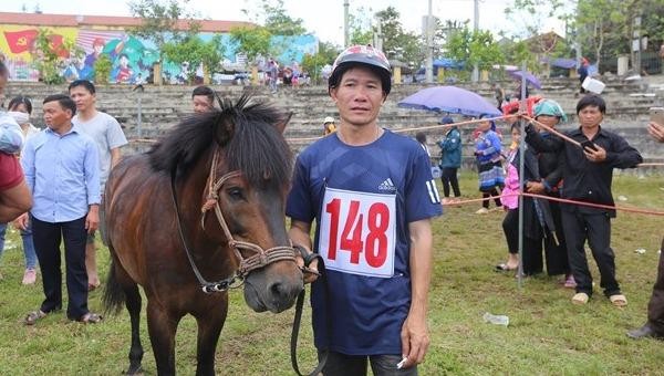 Kị sĩ Vàng Văn Giang giành Cup vô địch Giải đưa ngựa Bắc Hà 2020