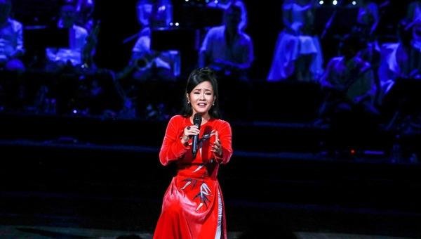 Diva Hồng Nhung dịu dàng với 'Áo lụa Hà Đông'