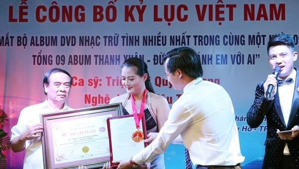 Triệu Trang nhận kỷ lục Guinness cùng lúc nhiều DVD nhất Việt Nam