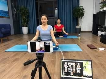 Người dân Hà Nội thể dục trực tuyến để nâng cao sức khỏe