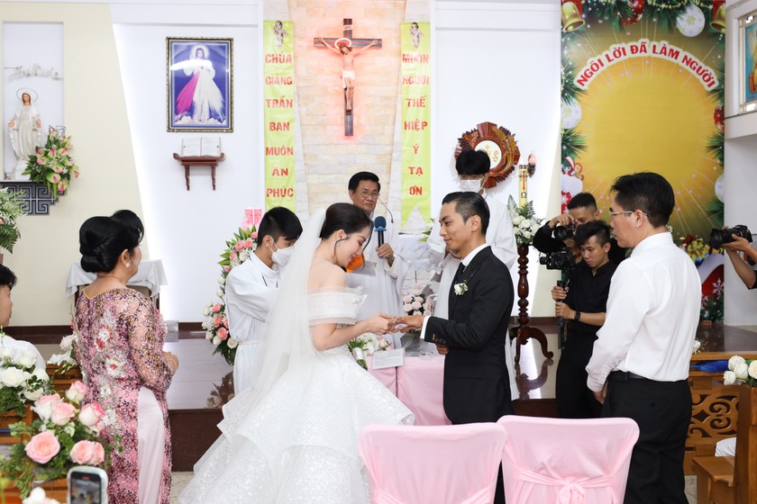 Khánh Thi học tất cả giáo lí để được làm lễ cưới tại Nhà thờ