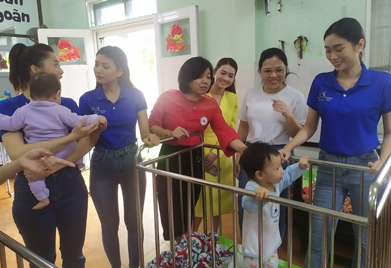 Người đẹp Miss Peace Việt Nam thăm Trung tâm nuôi dạy trẻ mồ côi