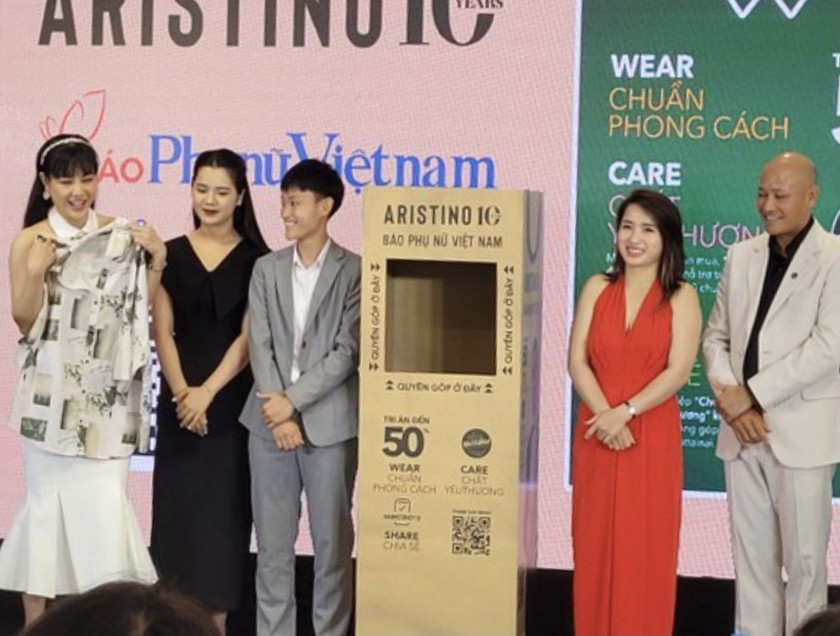 Diễn viên Thanh Hương tặng chiếc áo khi vào vai Luyến “Lươn” trong phim "Cuộc đời vẫn đẹp sao" gây quỹ từ thiện. (ảnh BTC)