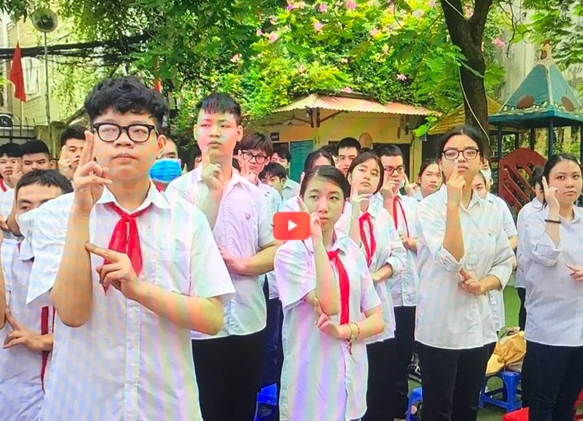 Học sinh Trường PTCS Xã Đàn hát Quốc ca bằng ký hiệu khiến nhiều người có mặt rất xúc động. Ảnh: Tiến Lương.