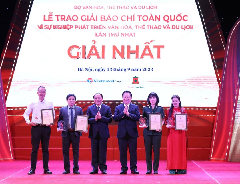 Trưởng Ban tuyên giáo trung ương Nguyễn Trọng Nghĩa và Bộ trưởng Bộ VH-TT-DL Nguyễn Văn Hùng trao giải cho tác giả và nhóm tác giả được trao giải Nhất (ảnh Quang Phúc).