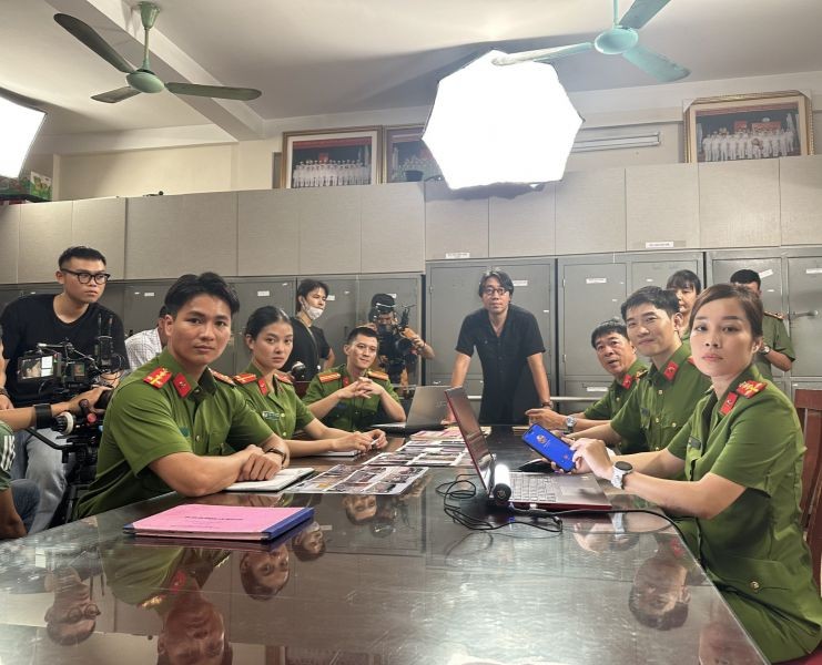 Thiếu tá, biên kịch Vũ Liêm (người đứng giữa) cùng dàn diễn viên tham gia phim “Đội điều tra số 7” tại số 7 Thiền Quang, Hà Nội (ảnh Đoàn làm phim).