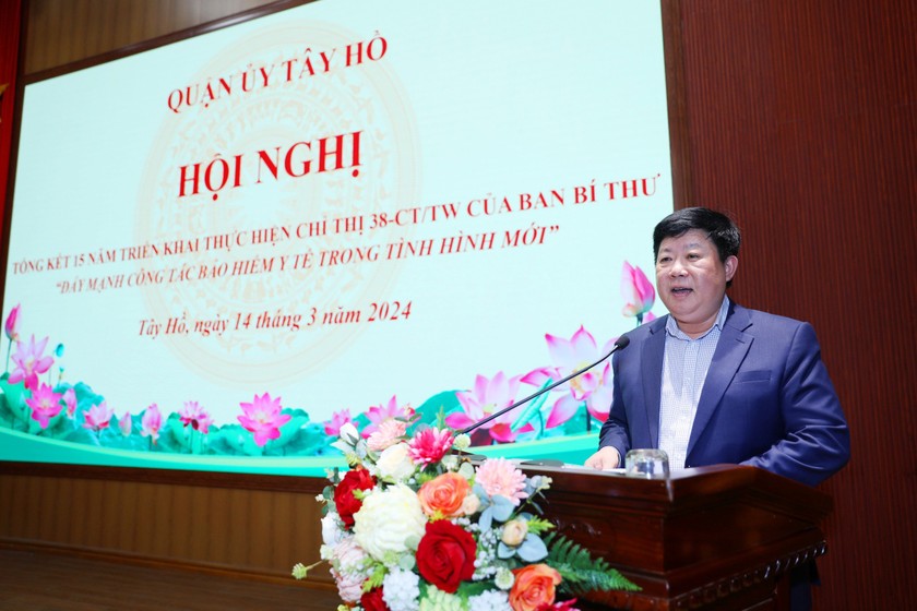 Phó Chủ tịch UBND quận Tây Hồ Nguyễn Thanh Tịnh báo cáo tại hội nghị. (Ảnh: Quận ủy Tây Hồ)