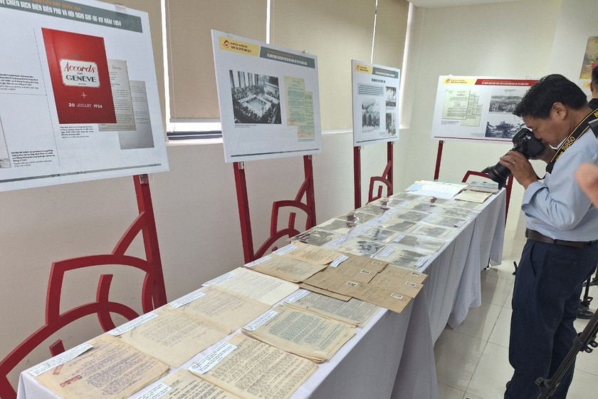 Những tài liệu quý về chiến dịch lịch sử Điện Biên Phủ tại Trung tâm Lưu trữ quốc gia III (Ảnh: Thùy Dương).
