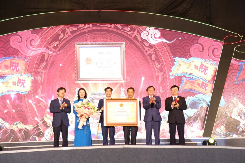 Đại diện chính quyền tỉnh, huyện và dòng họ Nguyễn Cảnh nhận bằng công nhận Di sản văn hóa phi vật thể Quốc gia (ảnh DHA)
