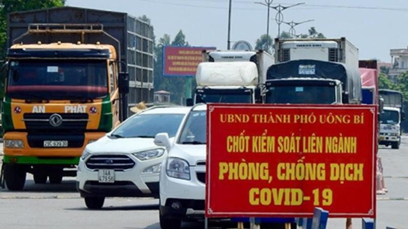 Kiểm soát chặt người và phương tiện qua chốt kiểm soát dịch cầu Đá Bạc, tỉnh Quảng Ninh. 