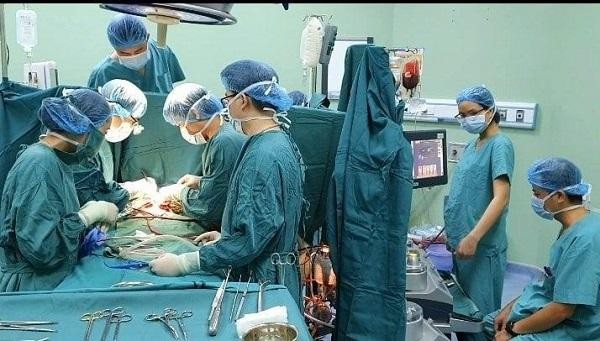Các bác sĩ, nhân viên y tế Bệnh viện Sản Nhi Nghệ An trong ca mổ cấp cứu bệnh nhi 14 tháng tuổi bị vỡ tim. Ảnh: SN