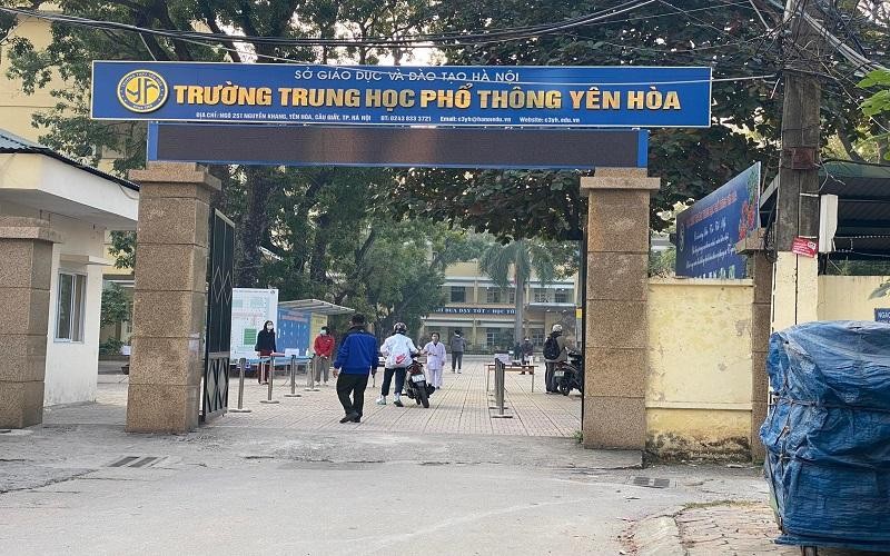Học sinh lớp 12 trường THPT Yên Hòa đến trường