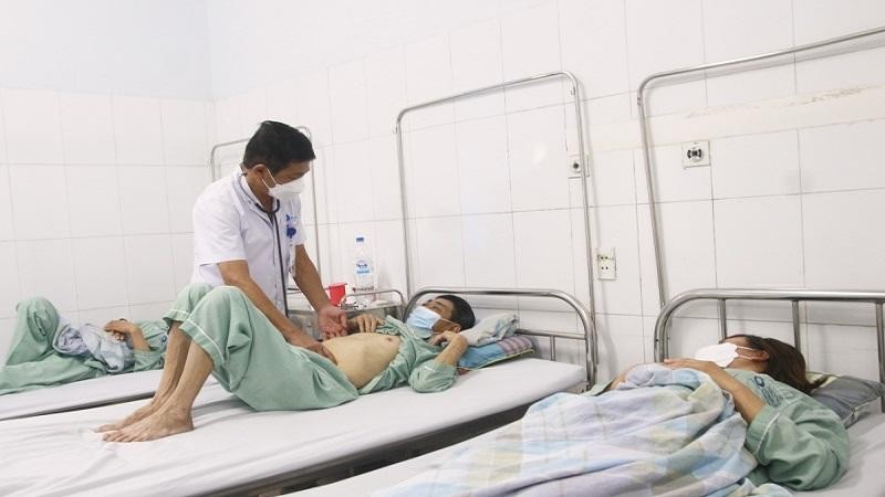 Bệnh nhân nhập viện do rối loạn tiêu hóa tại Bệnh viện Bãi Cháy. Ảnh: BVCC
