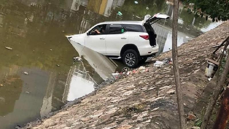 Xác định nguyên nhân khiến chiếc ô tô cắm đầu xuống sông ở Hà Nội