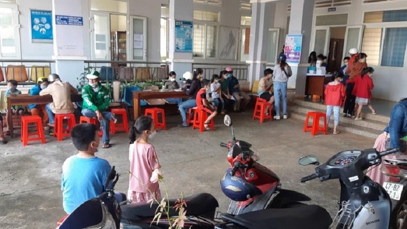 Trạm Y tế phường Tân An tổ chức tiêm vắc-xin COVID-19 cho trẻ em. Ảnh: Báo Người lao động 