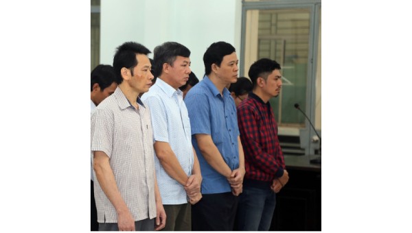 Bị cáo Hải (đầu tiên từ trái qua) cùng "bộ sậu" tại Công ty Nam Khánh Hòa trong phiên tòa sơ thẩm