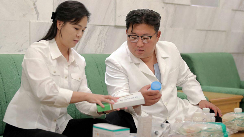 Chủ tịch Triều Tiên Kim Jong-un chuẩn bị thuốc để gửi đến Haeju ngày 16/6. Ảnh: KCNA.