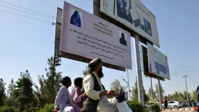 Phích khắp thành phố Kandahar nói rằng phụ nữ Hồi giáo không trùm kín mặt đang "cố trông giống động vật".