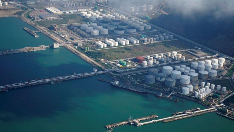 Ảnh chụp ngày 22/10/2018, cho thấy các bồn chứa dầu và khí đốt tại một kho dầu tại cảng ở Chu Hải, Trung Quốc. Ảnh: Reuters. 