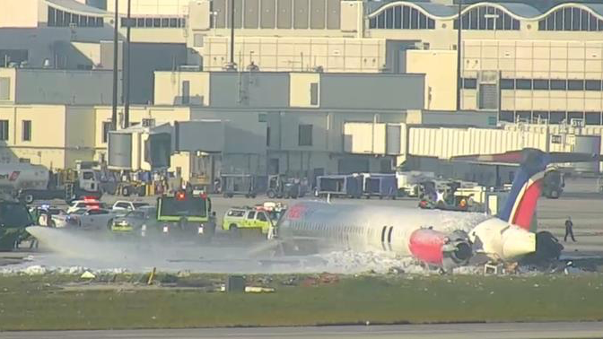 Đội cứu hỏa nhanh chóng dập tắt đám cháy tại sân bay quốc tế Miami, bang Florida, Mỹ. 