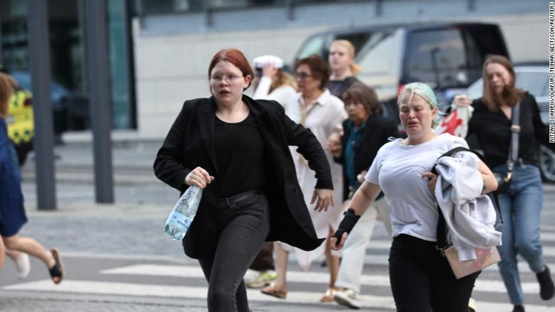 Người dân hoảng loạn chạy khỏi trung tâm thương mại ở Copenhagen vào ngày 3/7. 