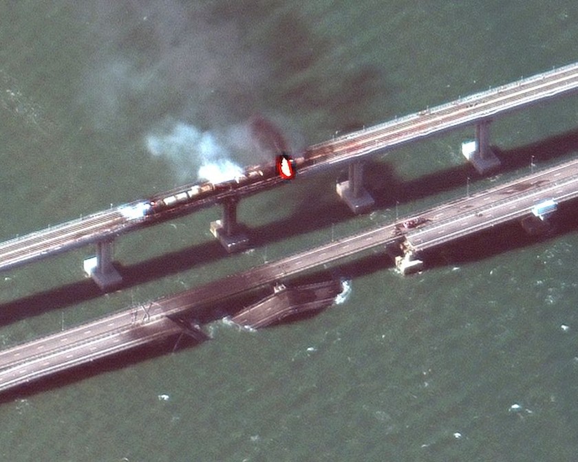 Ảnh chụp từ vệ tinh vụ nổ trên cầu Crimea.