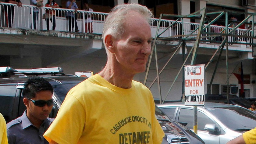 Peter Gerard Scully rời tòa án Philippines năm 2015. Ảnh: AFP.
