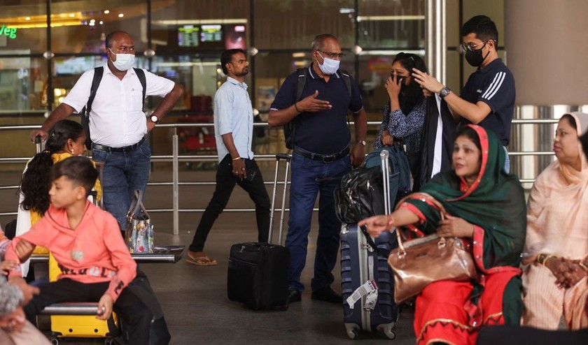 Hành khách tại Sân bay Quốc tế Chhatrapati Shivaji Maharaj ở Mumbai, Ấn Độ, ngày 22/12. Ảnh: REUTERS.