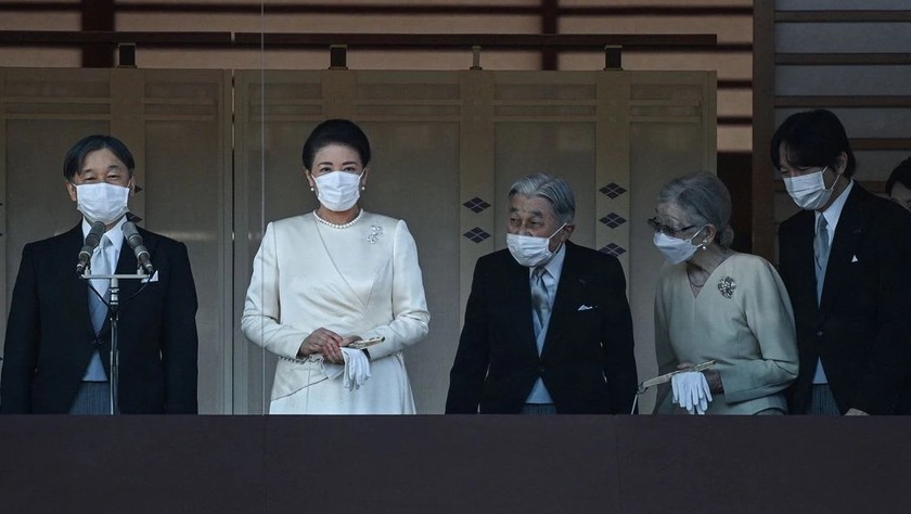 Nhật hoàng Naruhito (trái), Hoàng hậu Masako, cùng Thái Thượng hoàng Akihito và Thái hậu Michiko chào người dân đầu năm mới, ngày 2/1.