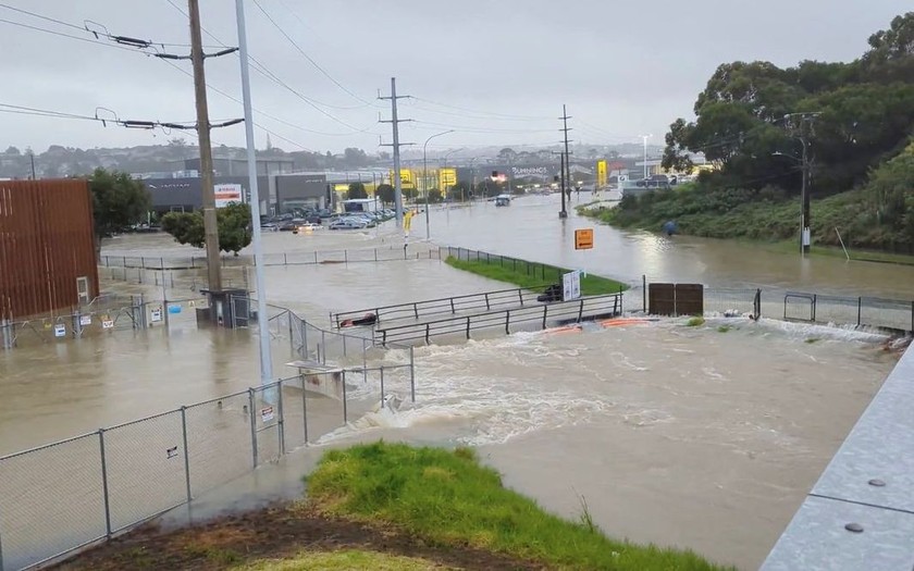 Đường phố ngập lụt tại thành phố Auckland, New Zealand, ngày 27/1/2023. Ảnh: Reuters.