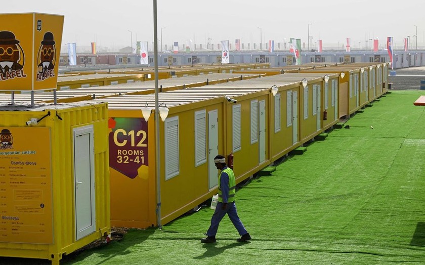 Những căn 'nhà hộp' được chuẩn bị gửi sang Thổ Nhĩ Kỳ tại cảng Hamad, Qatar ngày 12/2. Ảnh: AFP. 